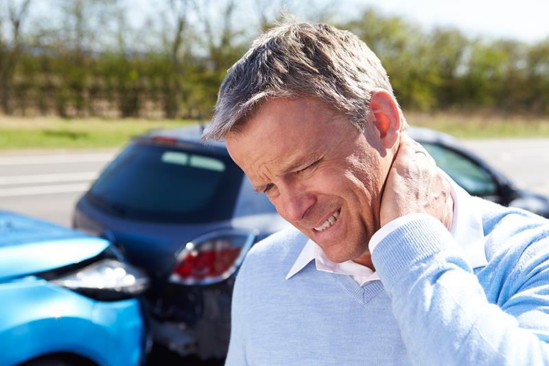 Chiropractor treating patient with whiplash injury from auto accident in Montrose CA.